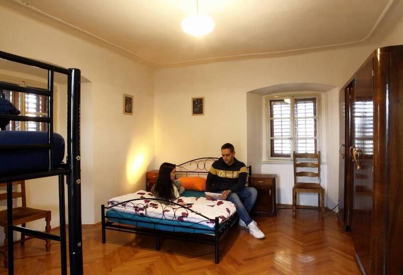 هتل Residence Muzica Bed And Breakfast