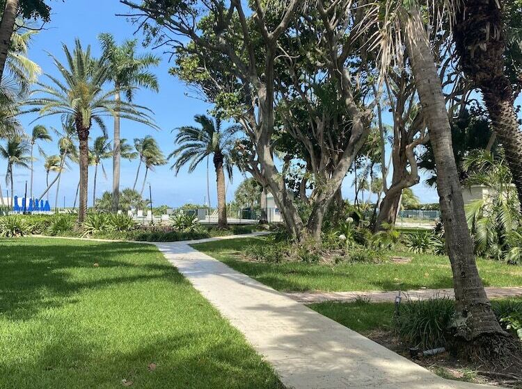 فندق Silver Sands Beach Resort