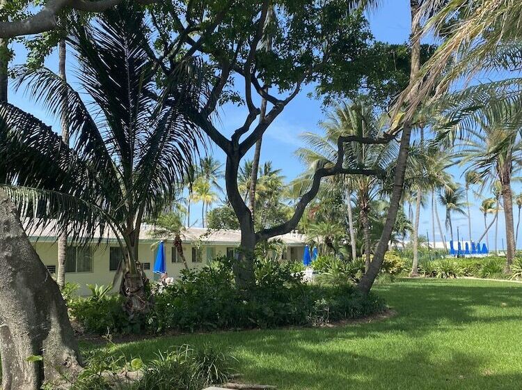 فندق Silver Sands Beach Resort