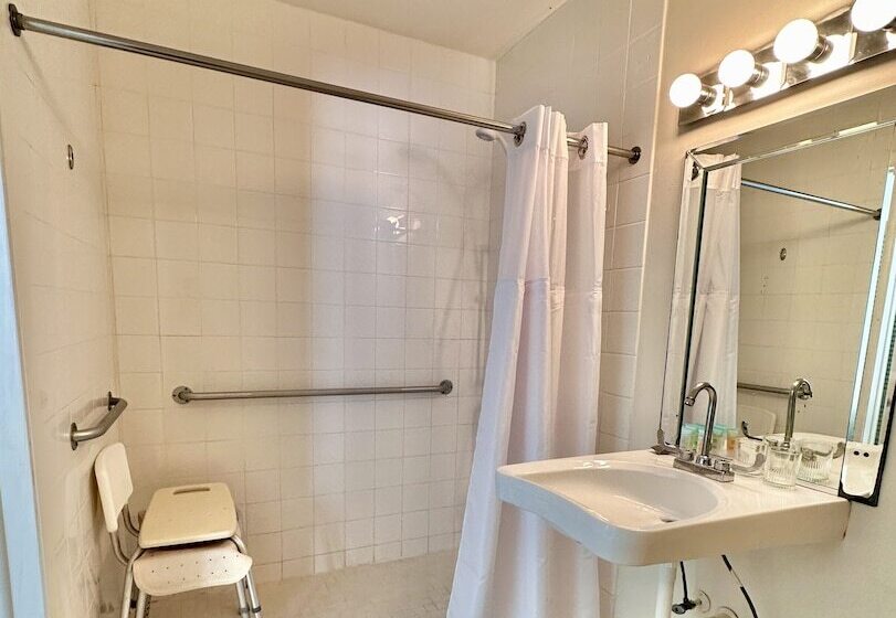 فندق Silver Sands Beach Resort