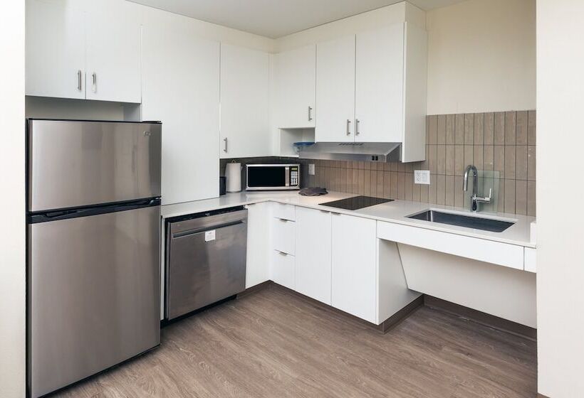 Отель Staybridge Suites Portland, An Ihg