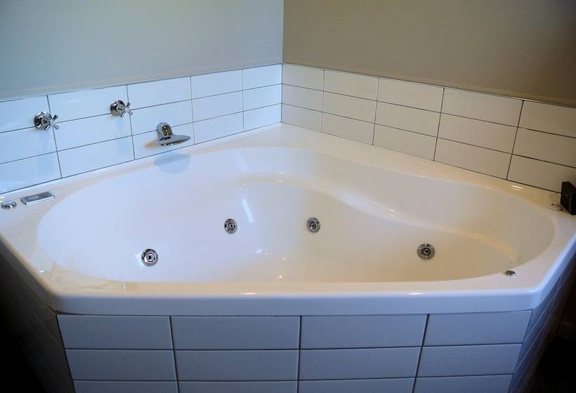 Oxford Village Motels