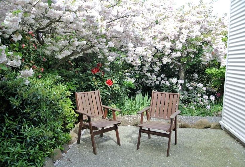 Oxford Village Motels