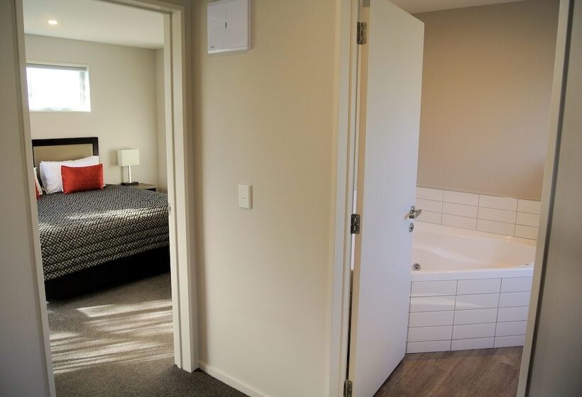 Oxford Village Motels