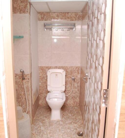 בית מלון כפרי Adhi Residency