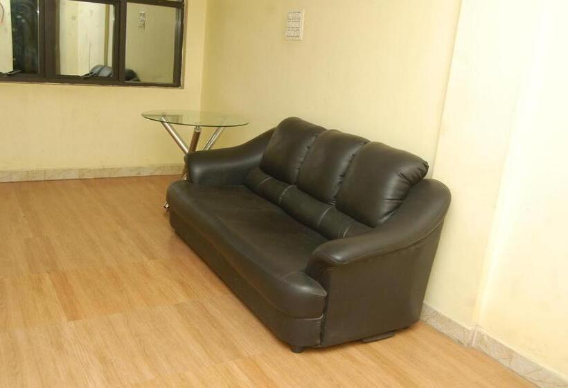 בית מלון כפרי Adhi Residency