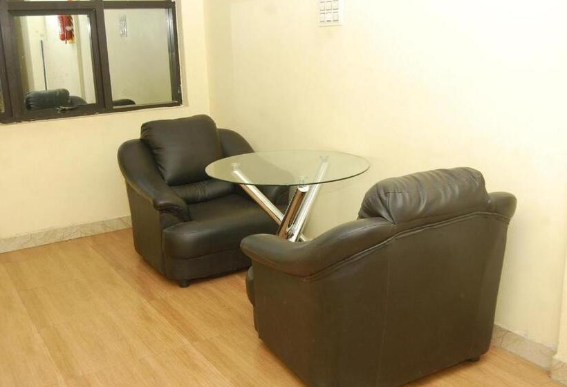 בית מלון כפרי Adhi Residency