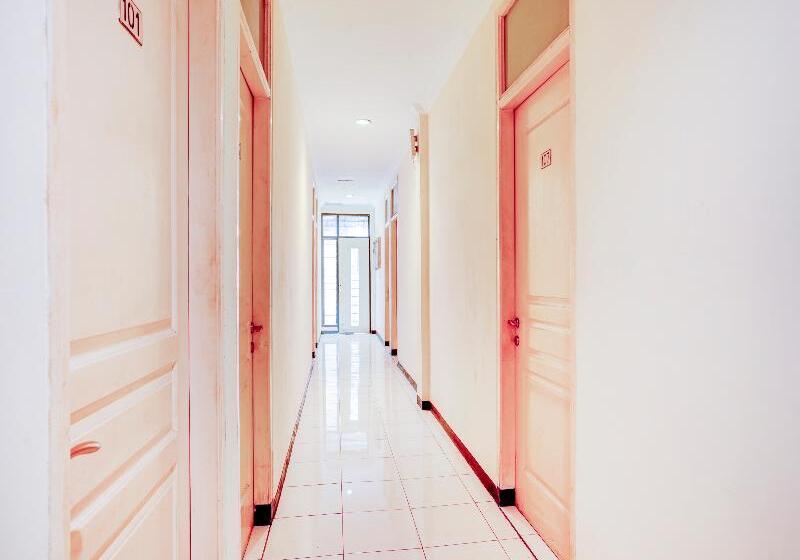 בית מלון כפרי Koolkost Syariah Near Taman Sriwedari Laweyan