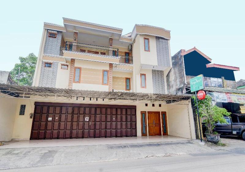 בית מלון כפרי Koolkost Syariah Near Taman Sriwedari Laweyan