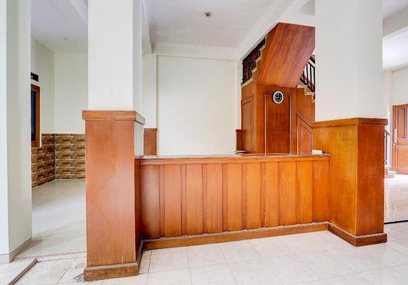 בית מלון כפרי Koolkost Syariah Near Taman Sriwedari Laweyan