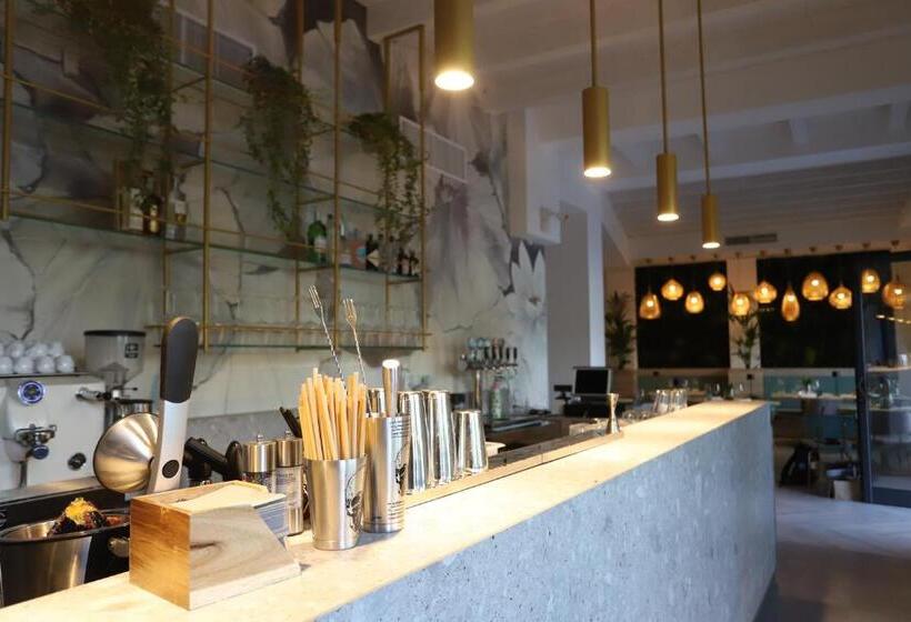 Отель Luxury Suites Rocopom Lake Front