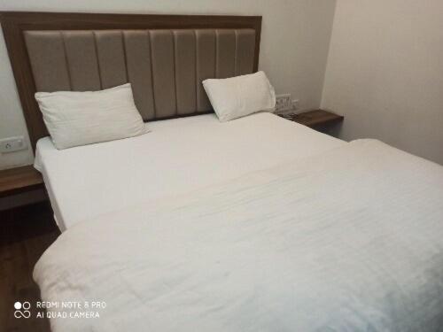 בית מלון כפרי Oyo 79581 B S Palace