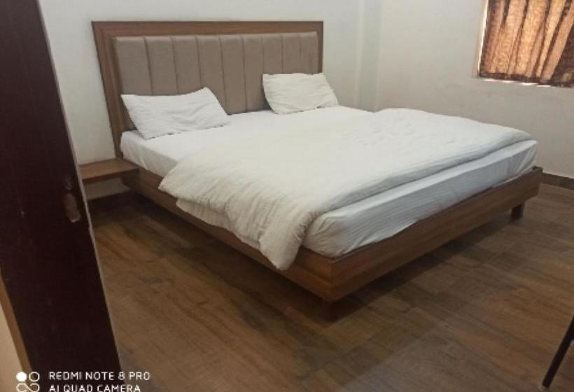 בית מלון כפרי Oyo 79581 B S Palace