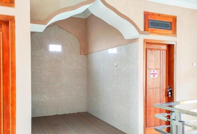 Отель Reddoorz Near Agrowisata Kebun Teh Dieng