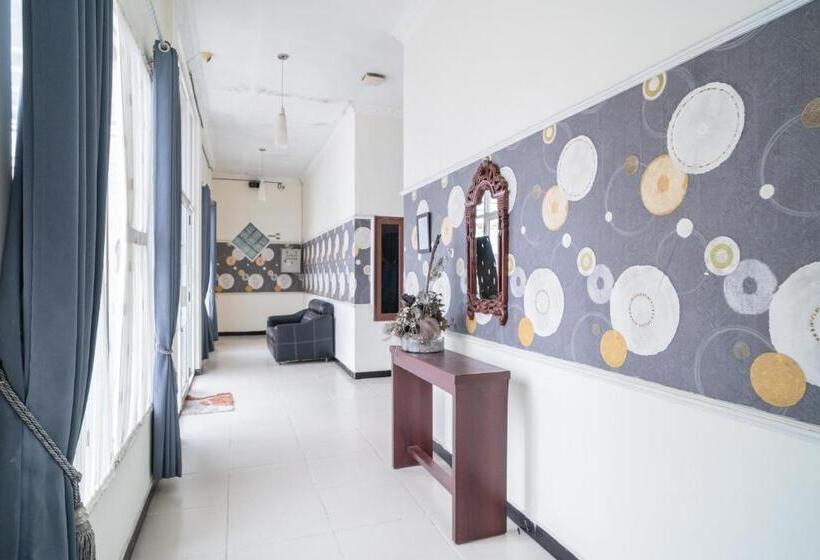 Отель Reddoorz Near Uniska Banjarmasin