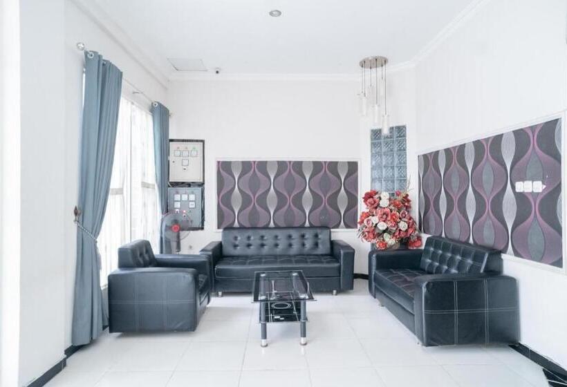 Отель Reddoorz Near Uniska Banjarmasin