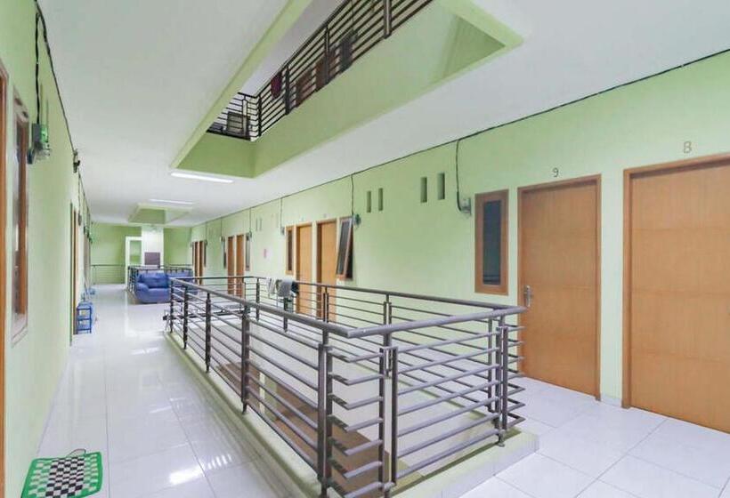 Reddoorz Syariah At Hotel Tiga Er Near Karawang Central Plaza