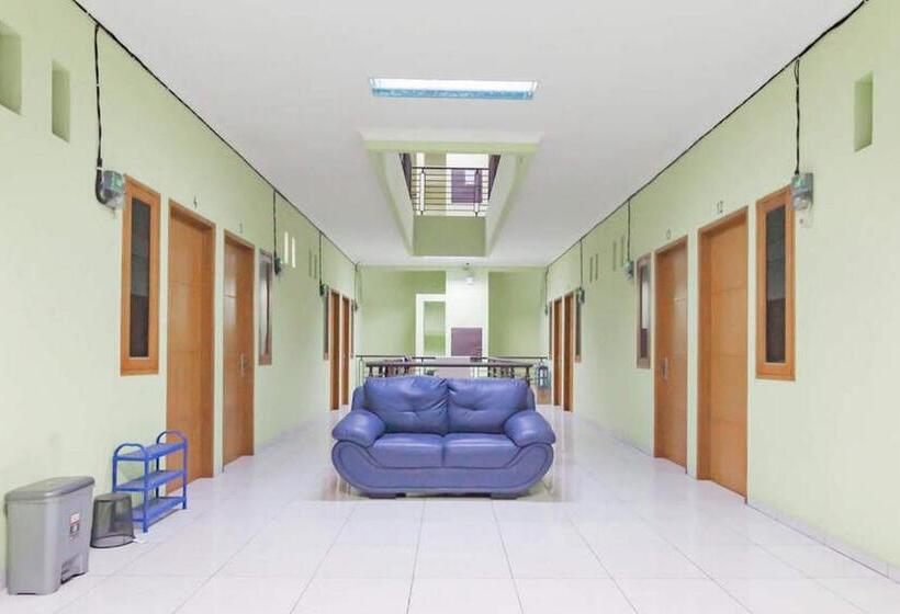 Reddoorz Syariah At Hotel Tiga Er Near Karawang Central Plaza