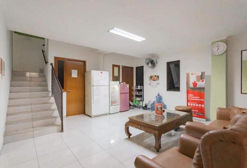 Reddoorz Syariah At Hotel Tiga Er Near Karawang Central Plaza