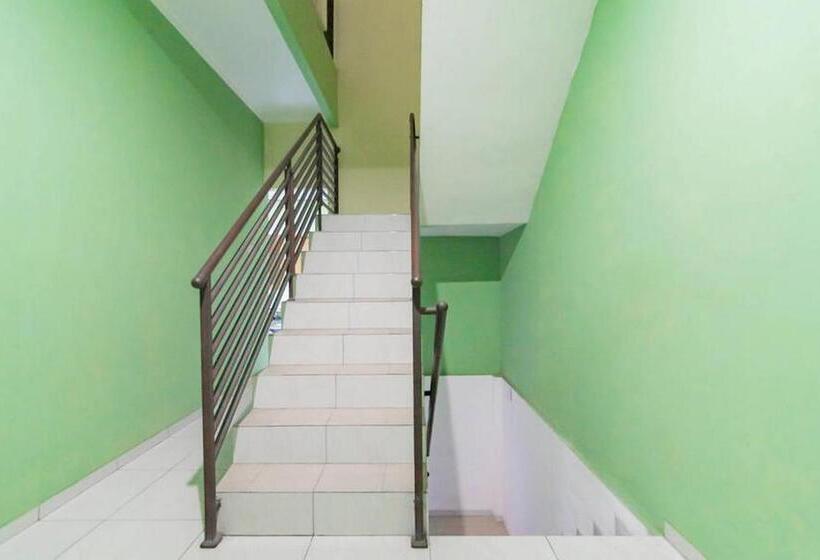 Reddoorz Syariah At Hotel Tiga Er Near Karawang Central Plaza