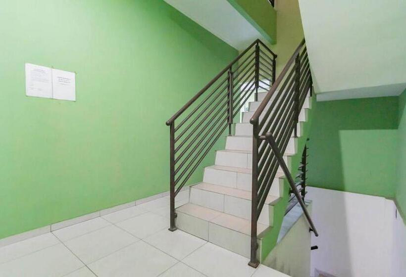 Reddoorz Syariah At Hotel Tiga Er Near Karawang Central Plaza