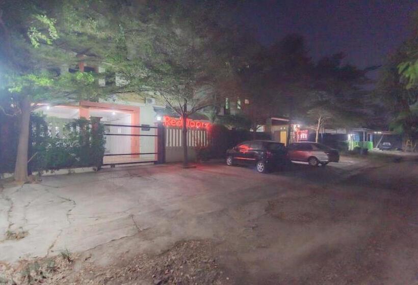 Reddoorz Syariah At Hotel Tiga Er Near Karawang Central Plaza