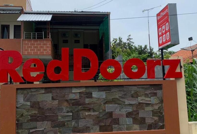 酒店 Reddoorz Syariah Near Kawasan Simpang Lima Pati