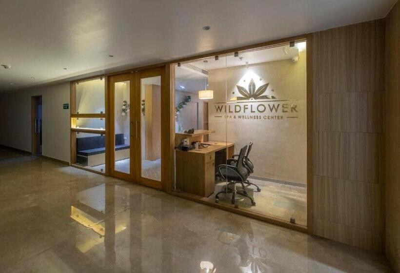 בית מלון כפרי Sarovar Portico Morbi