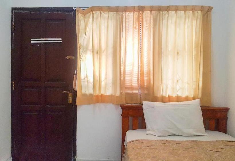 호텔 Spot On 90365 Rumah Kost Alor