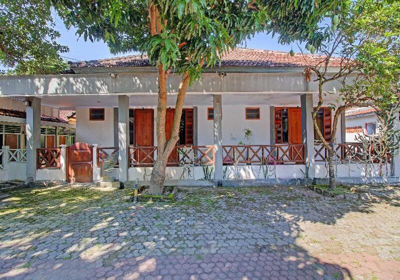 Spot On 90372 Hotel Arum Jaya