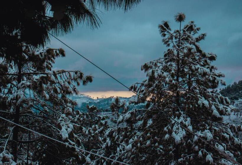 בית מלון כפרי Thehimalayanliving Whistling Pines