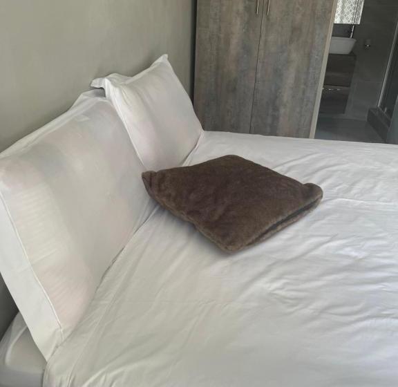 Пансион Martyrs Guest House