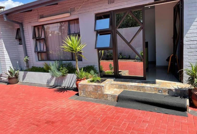 Пансион Martyrs Guest House