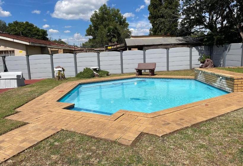 Пансион Martyrs Guest House