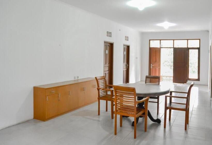 호텔 Bumi Ciboled Mitra Reddoorz Near Gerbang Tol Pamulihan