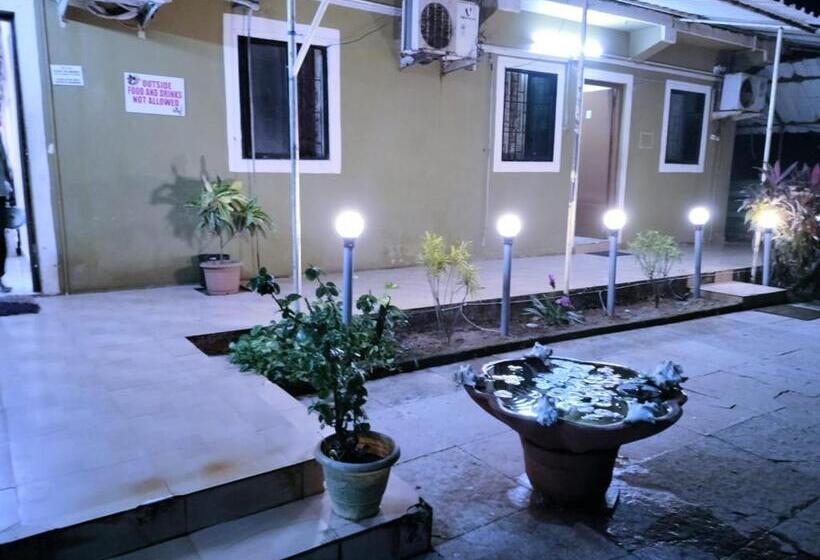 호텔 Colva Beach Xaviers Guest House