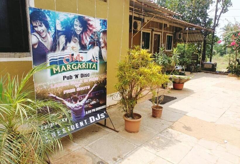 호텔 Colva Beach Xaviers Guest House