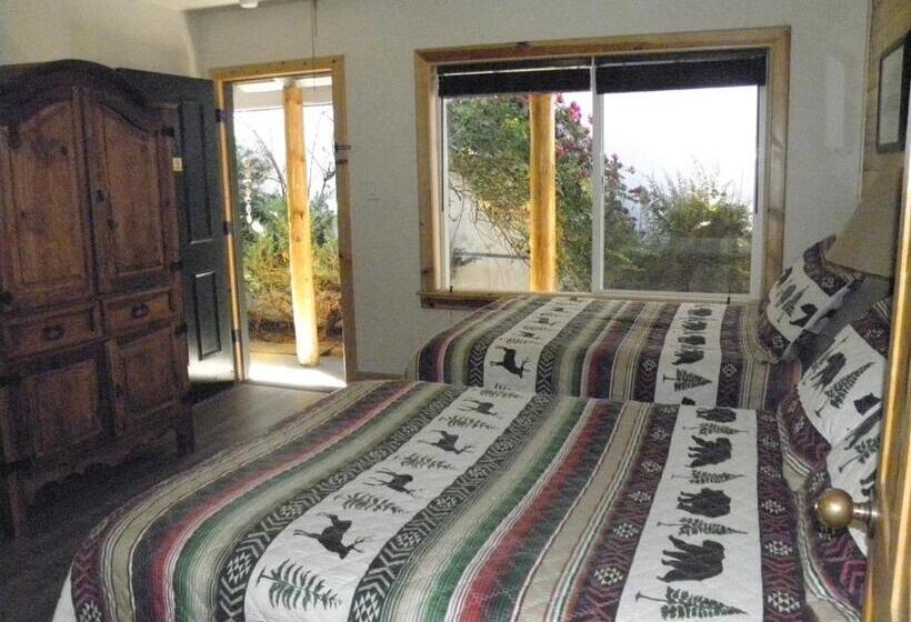 בית מלון כפרי Creekside Lodge