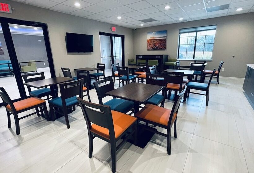 Отель Days Inn & Suites By Wyndham Greater Tomball