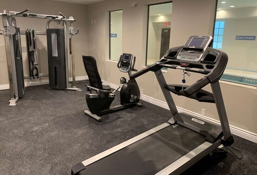 Отель Days Inn & Suites By Wyndham Greater Tomball