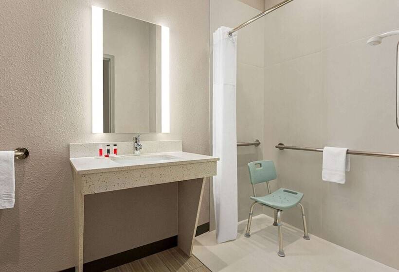 Отель Days Inn & Suites By Wyndham Greater Tomball