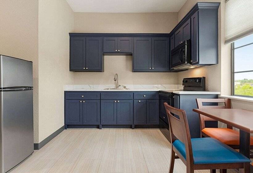 Отель Days Inn & Suites By Wyndham Greater Tomball