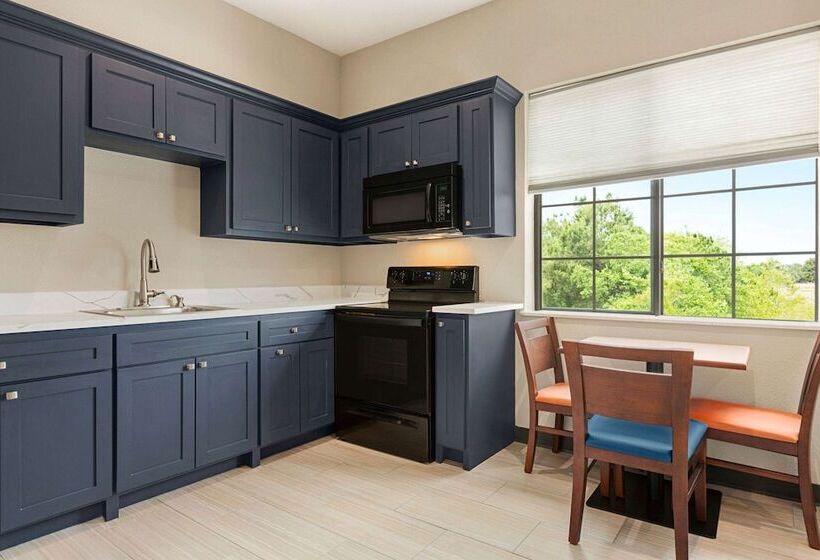 Отель Days Inn & Suites By Wyndham Greater Tomball