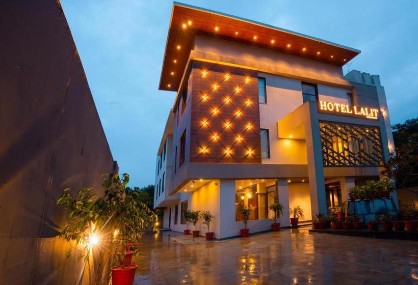 Отель Lalit International   A Boutique