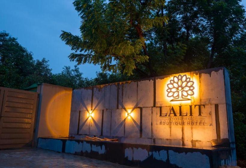 Отель Lalit International   A Boutique