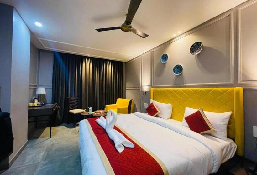 Отель Lalit International   A Boutique