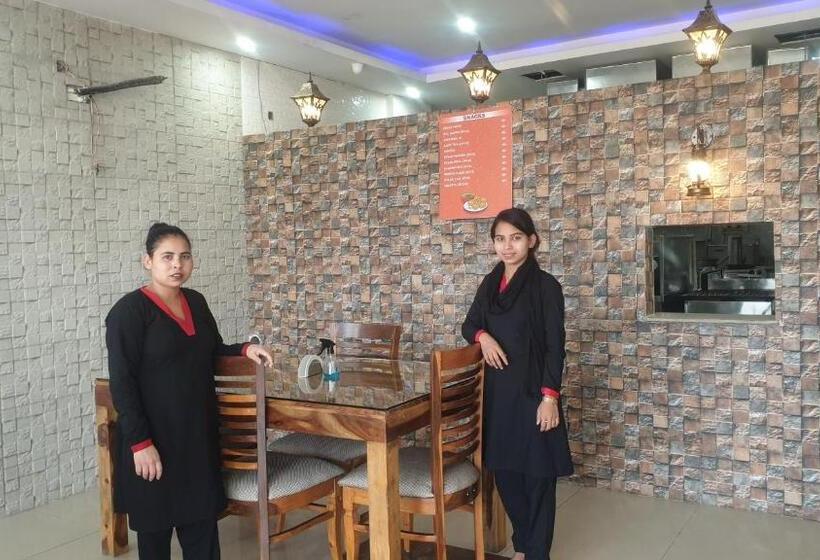 Отель Maple Leaf