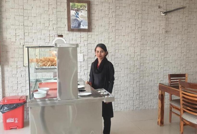 Отель Maple Leaf