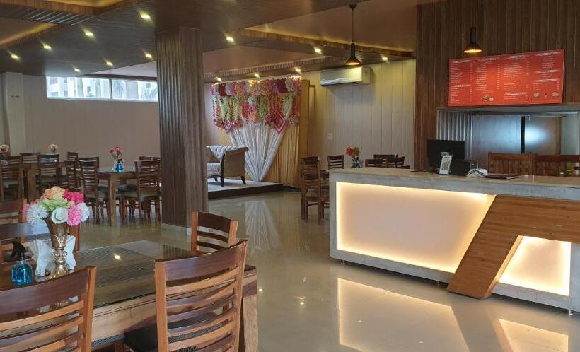 Отель Maple Leaf