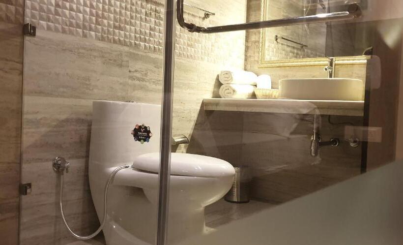 Отель Maple Leaf